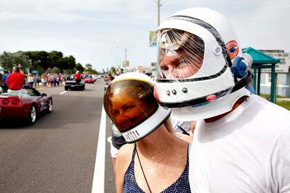 Andrea Martin y Todd Parker, que se refieren a sí mismos como "Control de la Tierra" y "Tom Mayor", observan el desfile de astronautas, en Florida, EE. UU.