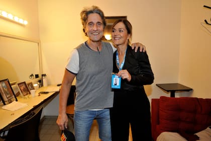 Andrea Pietra, muy amiga de Diego Peretti, también quiso saludar al protagonista de la obra. Con una mirada cómplice, posó con él para los fotógrafos