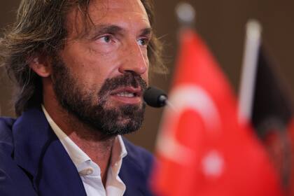 Andrea Pirlo durante una rueda de prensa en Estambul, el 13 de junio de 2022. Pirlo asumirá como técnico de Sampdoria en la Serie A italiana. (AP Foto)