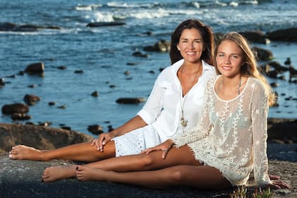 Andrea posa junto a su hija Fini en Punta