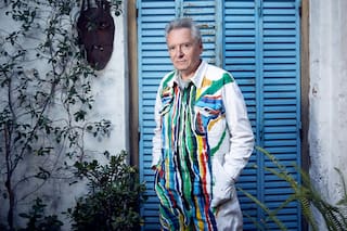 Criado en un internado británico y adoptado por jóvenes argentinos, es actor, músico y trabajó con Fellini