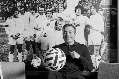 Radrizzani en las instalaciones del club, con una histórica formación de Leeds a su espalda.