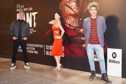 Rincón eligió para su gran noche lucir un vestido cut out rojo corto de Cynthia Martos que acompañó con sandalias en color plata y el pelo recogido. En la imagen, la actriz posó divertida junto al director, Eduardo Pinto, y su colega Guillermo Zapata