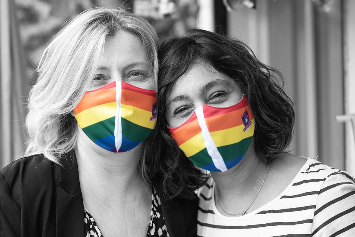 Andrea Rivas (izquierda) junto a su pareja, María Jesús Dellacasagrande, en el balcón de su departamento de la ciudad de Buenos Aires. Andrea es abogada, cofundadora de la asociación civil Familias Diversas y mamá de Fran, de 7 años