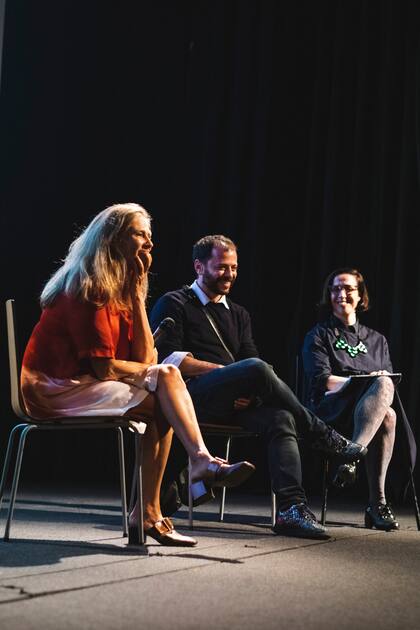 Andrea Saltzman, junto a Martín Churba y María Eugenia Maurello, durante la presentación del libro