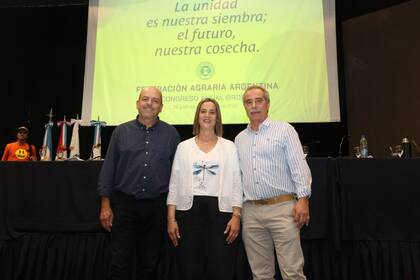 Andrea Sarnari junto con su vicepresidente primero, Jose Luis Volando; y vicepresidente segundo, Claudio Angeleri