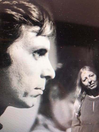 Andrea Stivel retratada junto a una imagen de su padre realizada anteriormente por el fotógrafo Gianni Mestichelli