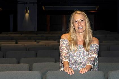Andrea Stivel, sentada en las butacas del renovado Teatro Astros