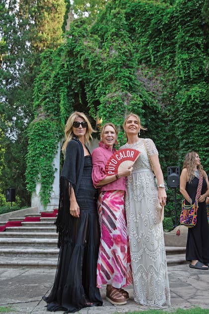 Andrea “Tucu” Martínez, la mujer de Ricardo Caffarone, Juana Hoeffner con un peculiar abanico para una tarde húmeda y calurosa, y Agustina Braun Blaquier.