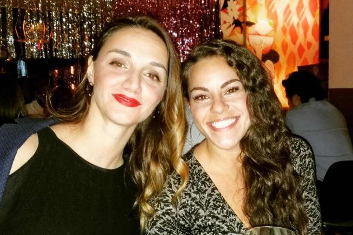 Andrea y Hollie se conocieron en Londres cuando una nevada canceló sus vuelos; desde ese momento, todo cambió entre ellas