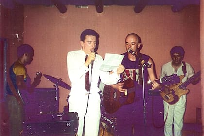 Andrea y Luca Prodan en Café Einstein, en 1982, presentando un reggae escrito por Andrea