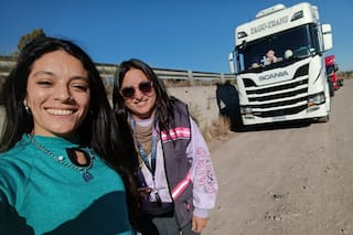 Son amigas, camioneras y llevan semanas lejos de sus hijos por el cierre de la frontera con Chile