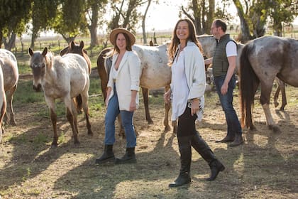 Andrea y Paulina, que trabaja en Ampatel, la empresa fundada por sus padres, y, además, promociona la estancia "La Familia" como destino de turismo rural.