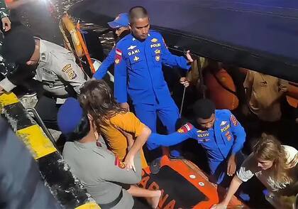 Andrea y su hija Mar fueron rescatadas tras el naufragio del barco turístico al este de Bali, en Indonesia, donde Fernando Martín y otros tres de sus hijos fallecieron