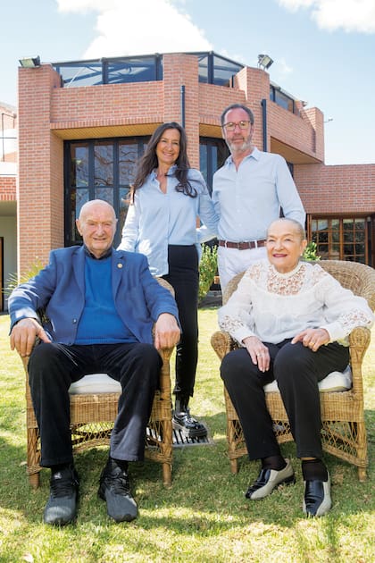 Andrea y Walter con Adolfo Grobocopatel y Edith Feler, los padres de ella. Adolfo -hijo de un inmigrante ruso asentado en 1912 en una de las colonias de gauchos judíos creadas por el barón Hirsch-, donó las acciones de la empresa Los Grobo a sus cuatro hijos y fundó una nueva empresa, Viejo Adolfo.