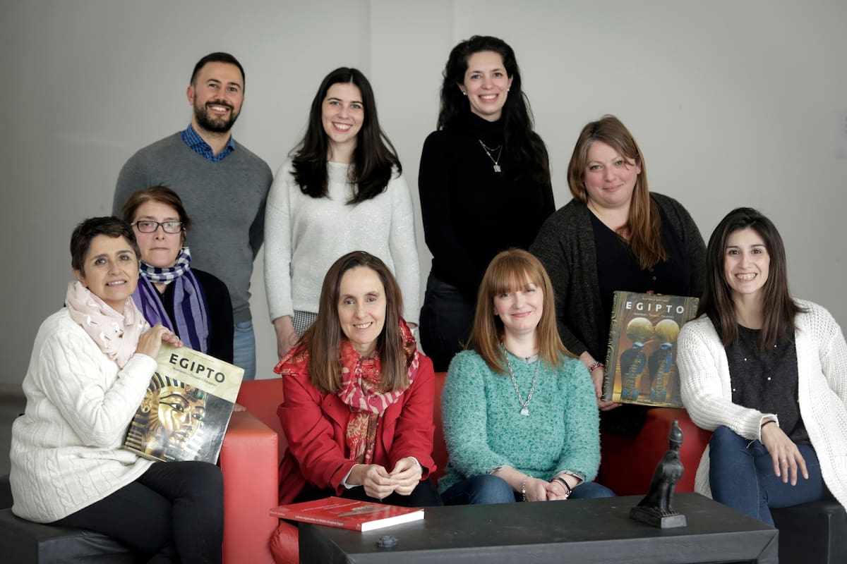 Andrea Zingarelli (de colorado), junto a parte del equipo de investigadores que viajará a Egipto