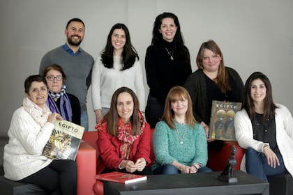 Andrea Zingarelli (de colorado), junto a parte del equipo de investigadores que viajará a Egipto