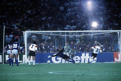 Andreas Brehme convierte el penal que el uruguayo Edgardo Codesal otorgó a Alemania contra la Argentina en la final de Italia 90 por lo que entendió como una falta intencional de Roberto Sensini en perjuicio de Rudi Völler; en esa época, si no había voluntad de cometer un foul, no se debía sancionar