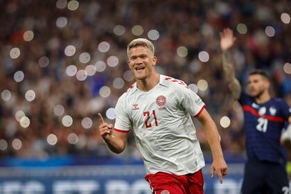 Andreas Cornelius, de la selección de Dinamarca, festeja tras anotar su primer gol ante Francia, el viernes 3 de junio de 2022, en un duelo de la Liga de Naciones (AP Foto/Jean-Francois Badias)