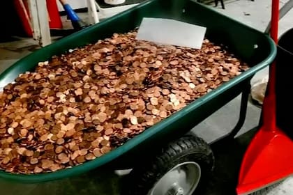 Andreas Flaten, de Georgia, EE.UU., recibió 91 mil centavos con aceite y una nota ofensiva de parte de su exempleador, cuando le reclamó el pago de su último sueldo