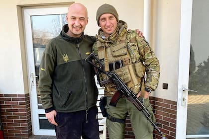 Andrei Medvedev junto con Sergiy Stakhovsky, dos ex tenistas que se unieron a la milicia ucraniana para defender la ciudad de Kiev