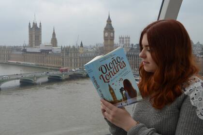 Es autora de una trilogía que inicia con Otoño en Londres