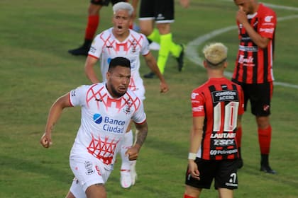 Andrés Chávez festeja el primer gol de Huracán en Paraná