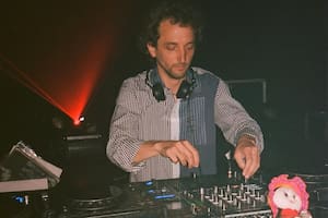 Cocinaba en el restaurante familiar, pero la amistad con un cliente especial lo llevó a ser uno de los DJs más queridos