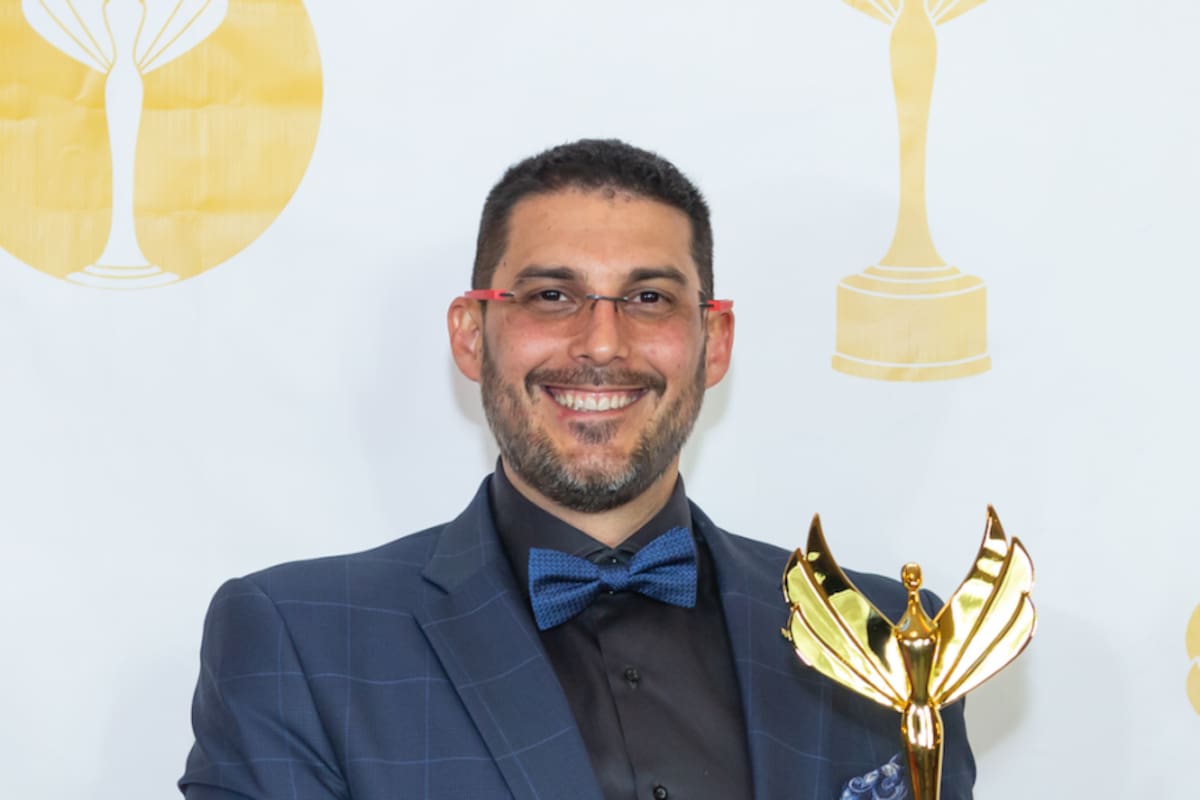 Andrés "Andy" Rivas, con el premio Napolitans, a quien Fernando Cerimedo denominó su "amigo y socio"