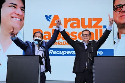 Andrés Arauz, a la izquierda, quien busca la presidencia este domingo en Ecuador
