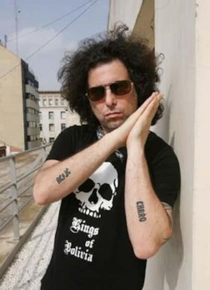 Andrés Calamaro con sus iniciales y la de Julieta Cardinali (AC/JC) tatuadas en el antebrazo