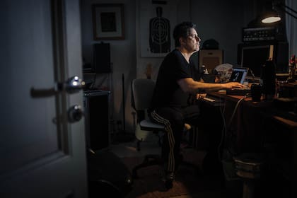 Andrés Calamaro en su casa de Benavidez durante la cuarentena