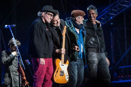 En 2016, Andrés Calamaro reunió a Los Abuelos de la Nada en el Personal Fest de ese momento: Gustavo Basterrrica, Daniel Melingo y Cachorro López tocaron con él