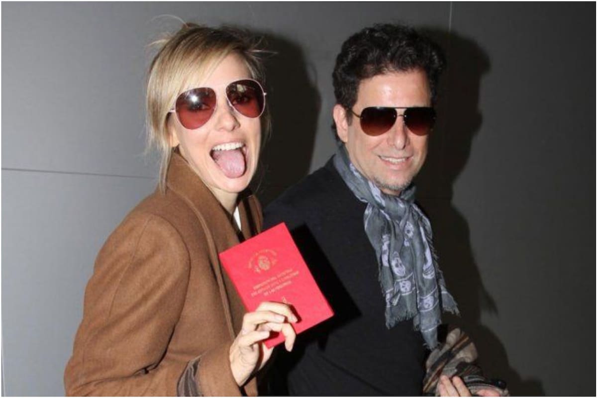 Andrés Calamaro y Julieta Cardinali a la salida del Registro Civil