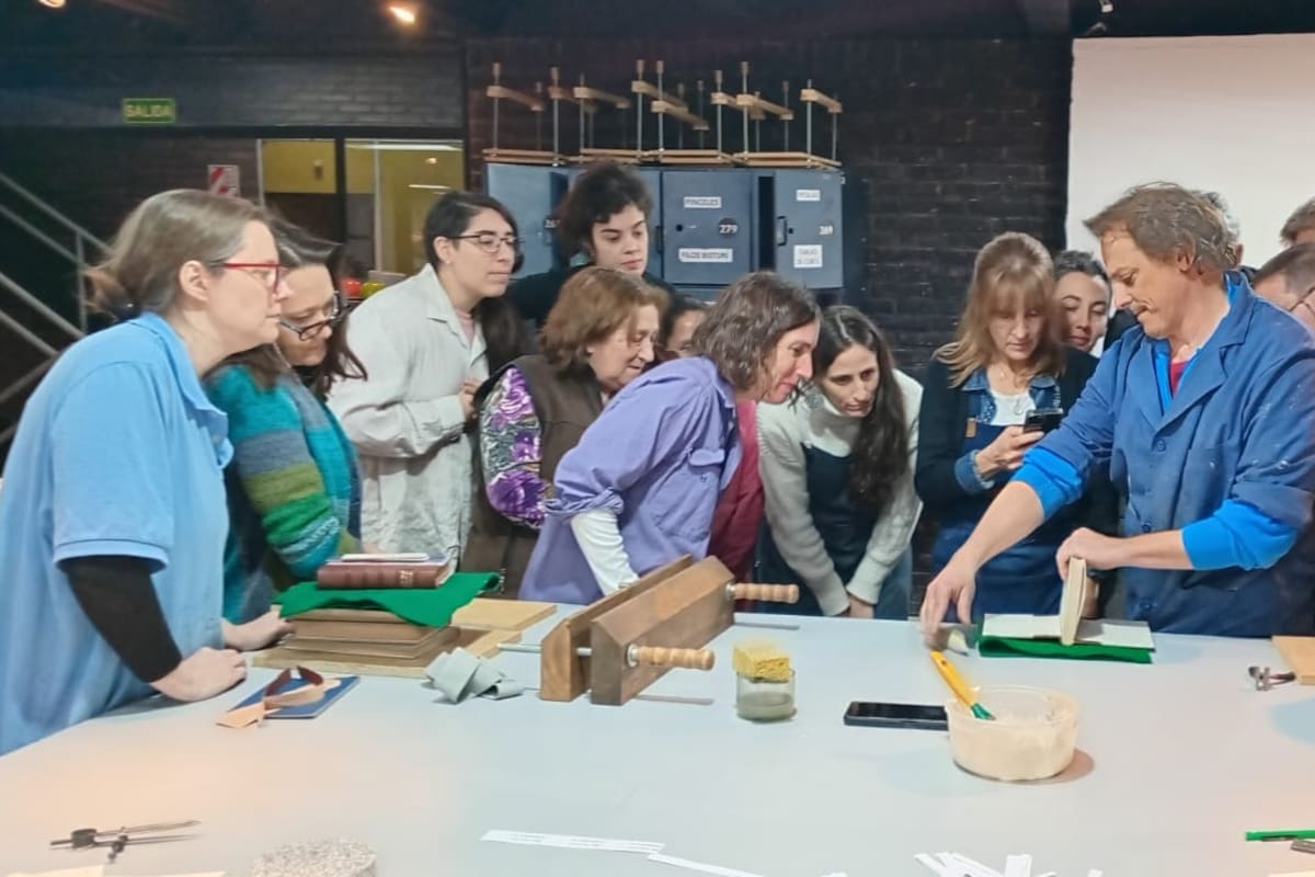 Andrés Casares, junto a un grupo de alumnos de la Escuela de Encuadernación que funcionó en la Biblioteca Nacional