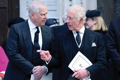 Andrés con su hermano, el rey Carlos III, durante el funeral de la duquesa de Kent, en septiembre pasado
