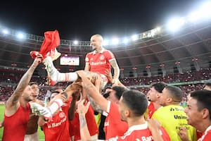Andrés D' Alessandro, en andas de sus compañeros de Inter (@SCInternacional)