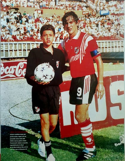 Andrés D'Alessandro como alcanzapelotas en River, junto a Enzo Francescoli