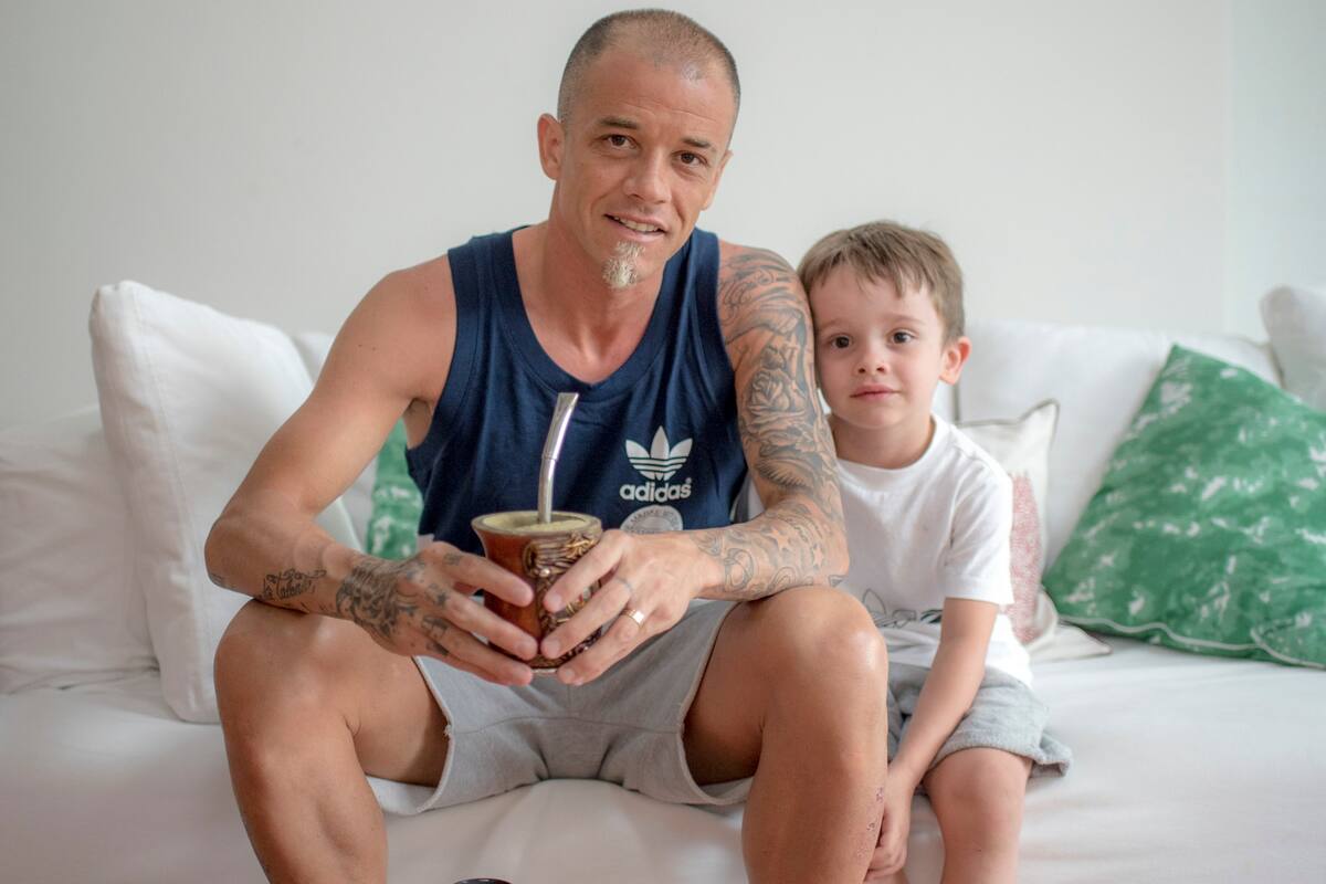 Andrés DAlessandro con el garotinho Gonzalo, el menor de sus hijos, que nació en Porto Alegre; Brasil marcó la vida del volante de Inter