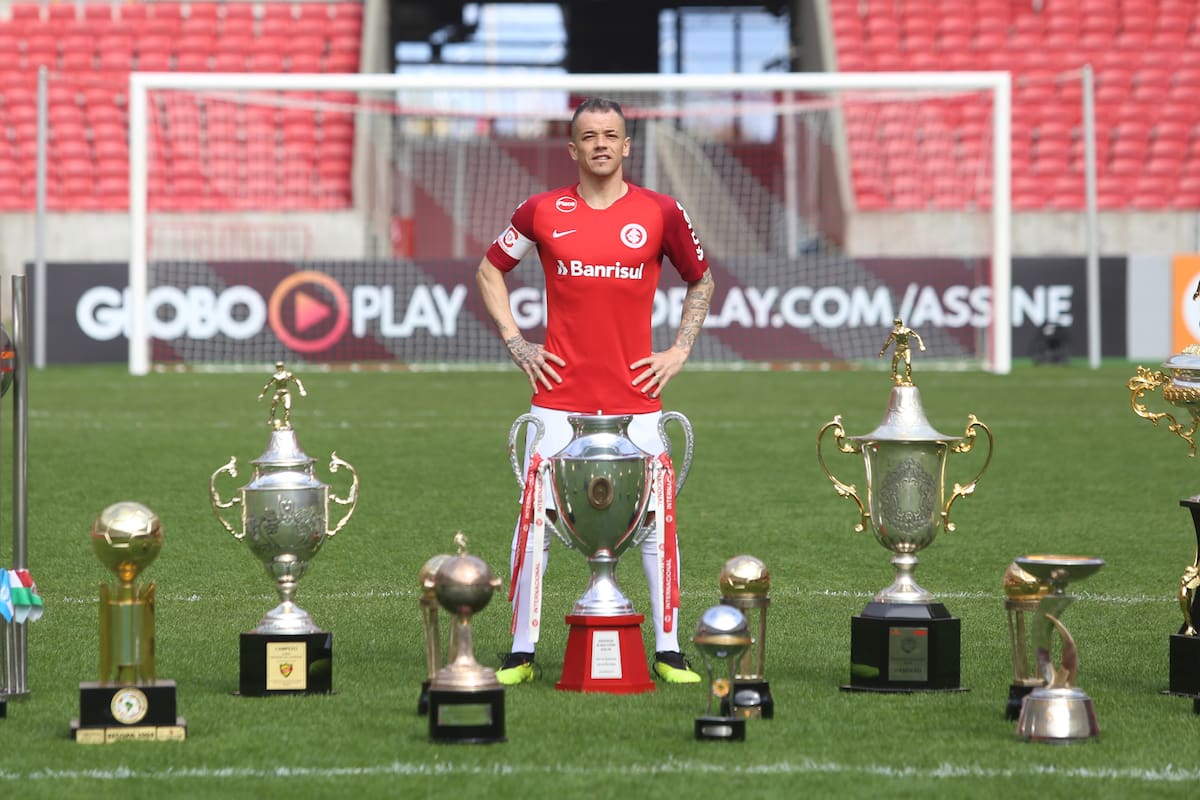 Andrés D'Alessandro y una producción con sus copas ganadas con Inter (13 títulos en el período 2008-2020, con el paréntesis de River en 2016)