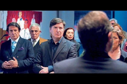 Andrés Duprat, Nora Iniesta y otros expertos, en una escena del film