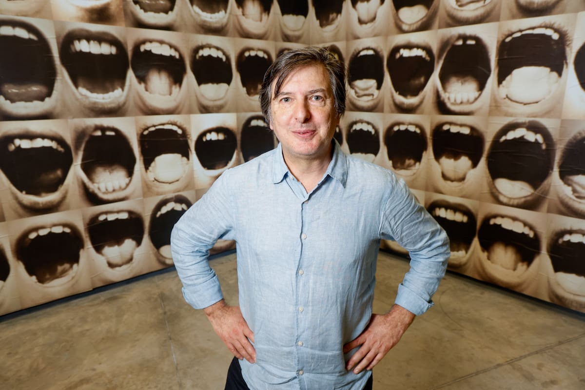 Andrés Duprat y la instalación de Graciela Sacco, una de las obras emblemáticas de la muestra “Lo que la noche le cuenta al día”, de la que fue curador