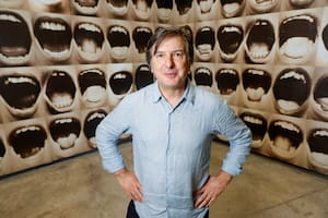 Andrés Duprat y la instalación de Graciela Sacco, una de las obras emblemáticas de la muestra “Lo que la noche le cuenta al día”, de la que fue curador