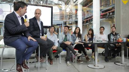 Andrés Freire y Horacio Rodriguez Larreta con emprendedores en la presentación del programa IncuBAte