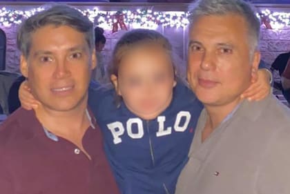 Andres Galfrascoli y Fabián Núñez, junto con la hija de ambos, Sofía de 6 años