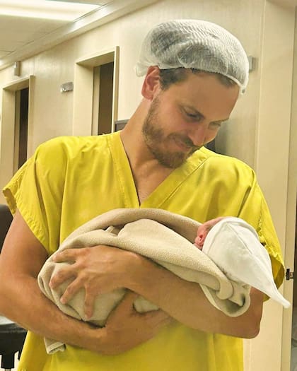 Andrés Gil junto a Pino, su primer hijo (Foto: Instagram)