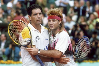Andres Gomez y el saludo final con Andre Agassi tras vencerlo en la final de Roland Garros 1990