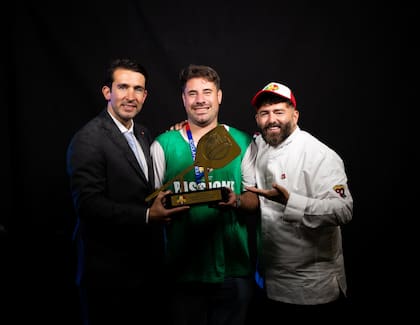 Andrés González con el fundador de Scuola Pizzaioli y el pizzero Vincenzo Capuano
