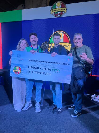 Andrés González junto a su familia y con el cheque en mano para ir a Italia