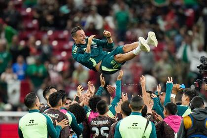Andrés Guardado, jugador retirado de la selección mexicana, es lanzado por los aires por sus compañeros tras un partido amistoso ante Estados Unidos en Guadalajara, el martes 15 de octubre de 2024 (AP Foto/Eduardo Verdugo)